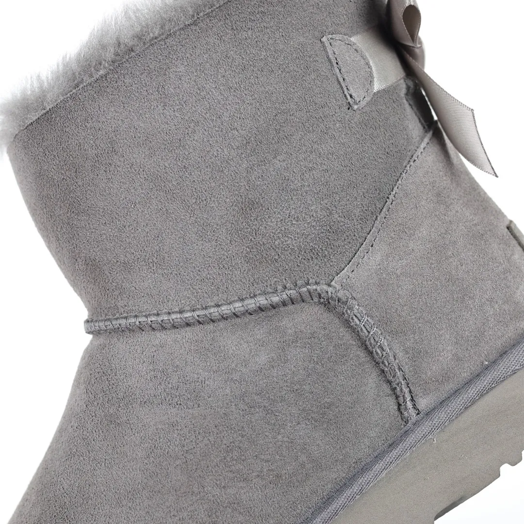 Pick up locally 💰600 Core recommended good price Independently developed original outsole and cashmere insole to keep you warm in winter and suitable for home use. In the new year, uug launched a style series, which is partially geared towards the preferences of young consumers and has also moved to the forefront of fashion trends. Shoe body material Water-repellent coated suede upper 17 mm UGGPURE™ implanted wool insole Lightweight non-slip comfortable rubber outsole With brand LOGO trademark Comes with a full set of packaging Size: 35 36 37 38 39 40